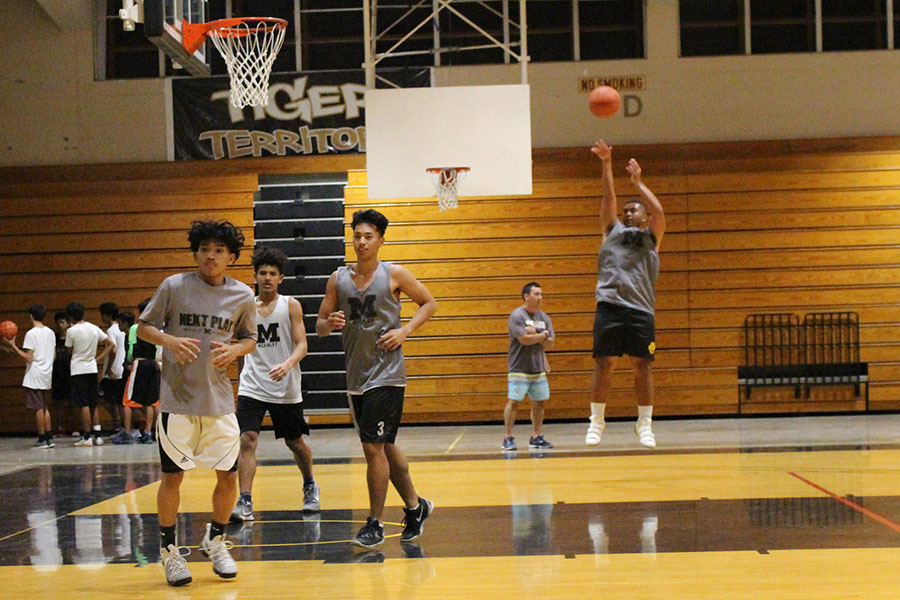 Seniors Hsien Pascua, Kyle Moraga, Caleb Corpening and Taylor
Mahelona practice hard to prepare for the season.
Photo by Alexandria Buchanan.