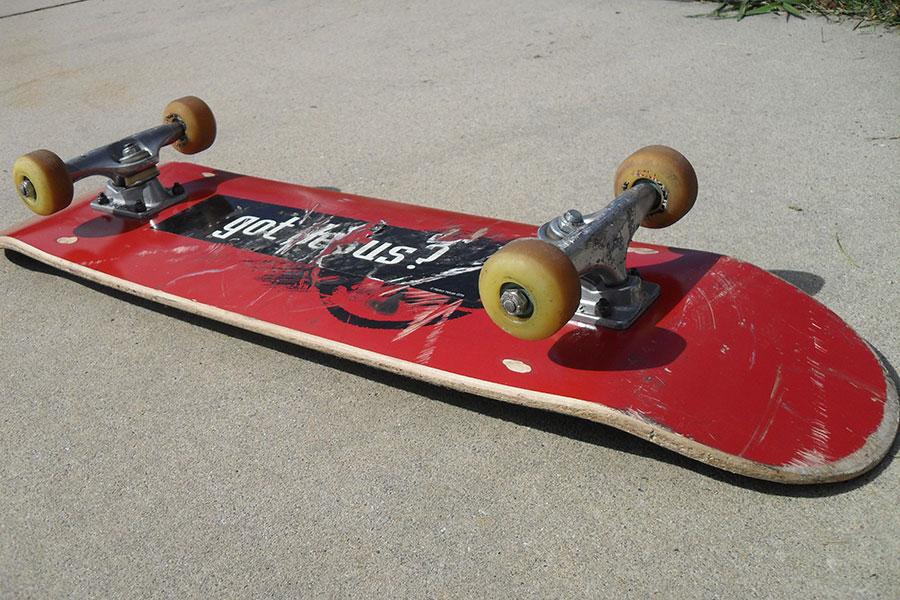 Skateboard_on_side
