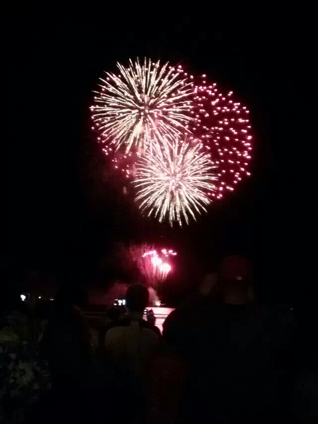 The beautiful fireworks at Waikiki attracted lots of people.
