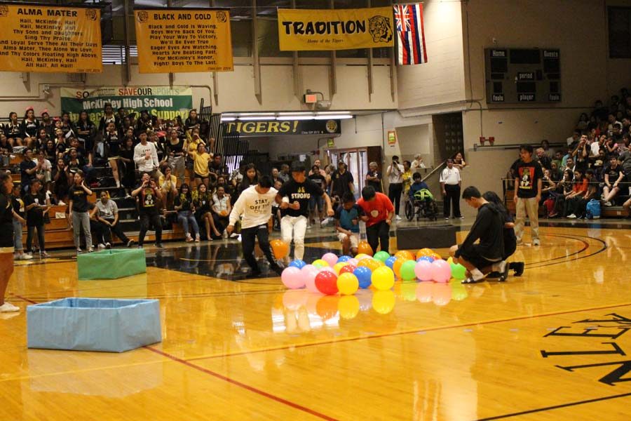 Participants were challenged to work with their partner to get balloons into their corresponding bins without their hands. 
