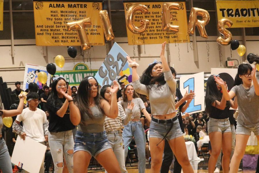 The class of 2021 pumped up the crowd with their chant and dance, earning themselves the first place title. Great job, Juniors!
