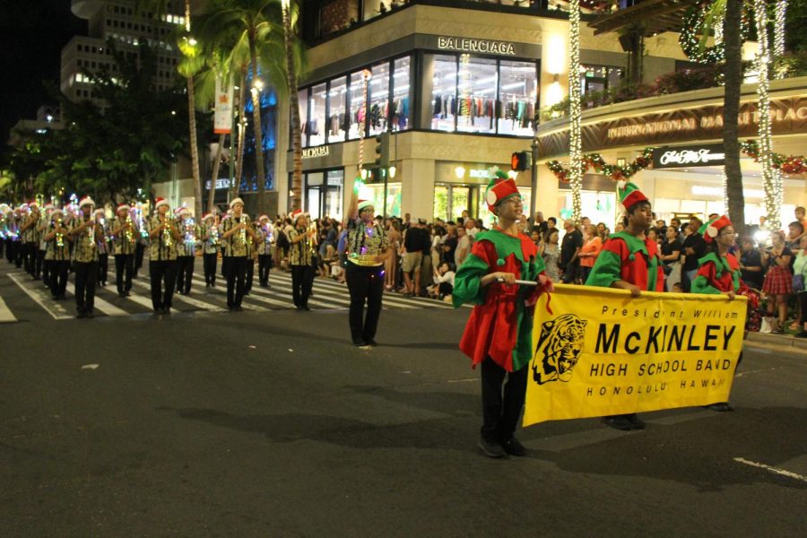 Marching+bands+played+music+in+the+shopping+district+of+Waikiki+Beach+to+spread+holiday+cheer.