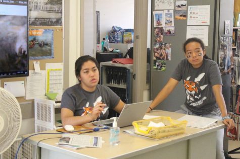 Editors from the 2018 Pinion staff, Anela Chavez and Alexandria Buchanan lead a pitch session and offer feedback to reporters.