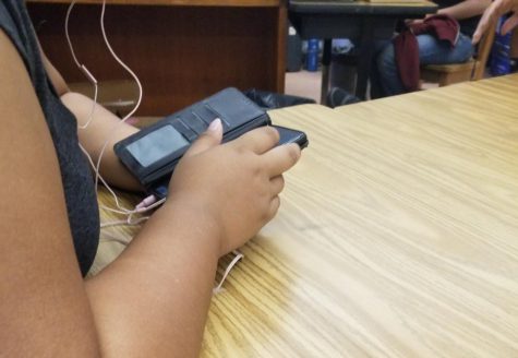 Student playing games on their phone during 20/20