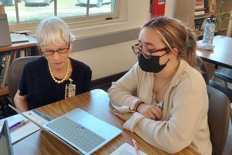 Former newspaper reporter Dianne Boons provides feedback to The Pinions  design editor, Jade Bluestone, about writing an article that engages with the audience.